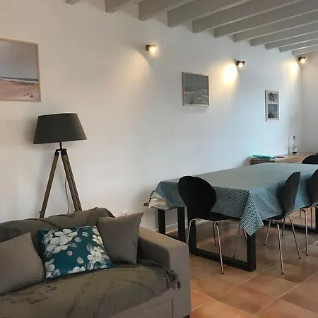 Grande Maison Avec Un Patio Au Bord De La *