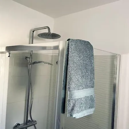 Grande Maison Avec Un Patio Au Bord De La