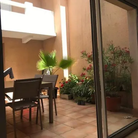Grande Maison Avec Un Patio Au Bord De La *