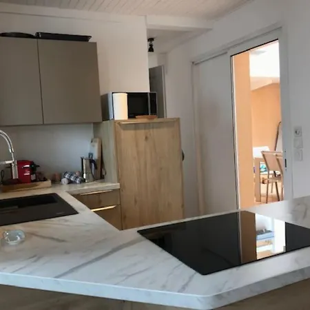 Grande Maison Avec Un Patio Au Bord De La