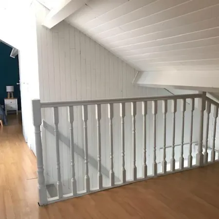 Grande Maison Avec Un Patio Au Bord De La *