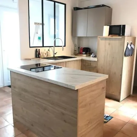 Grande Maison Avec Un Patio Au Bord De La