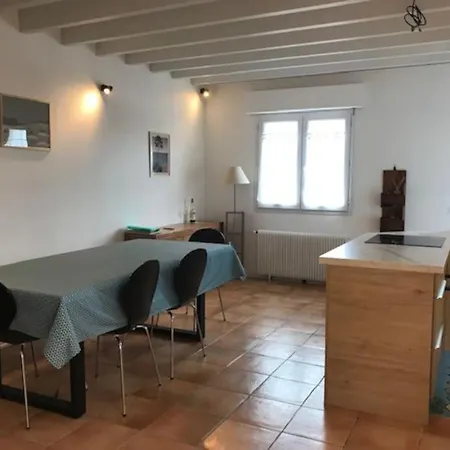 Holiday home Grande Maison Avec Un Patio Au Bord De La *